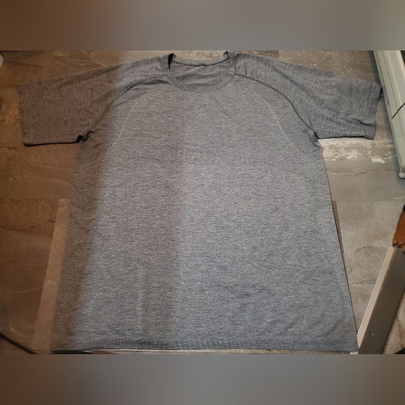 Lululemon "Live in Practice" Metal Vent short sleeves shirt. Grey. Size XXL. - Picture 3 of 8